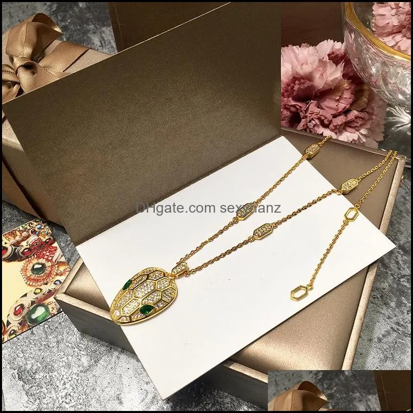 Fashion green crystal snake head pendant necklace suitable for ladies` wedding jewelry