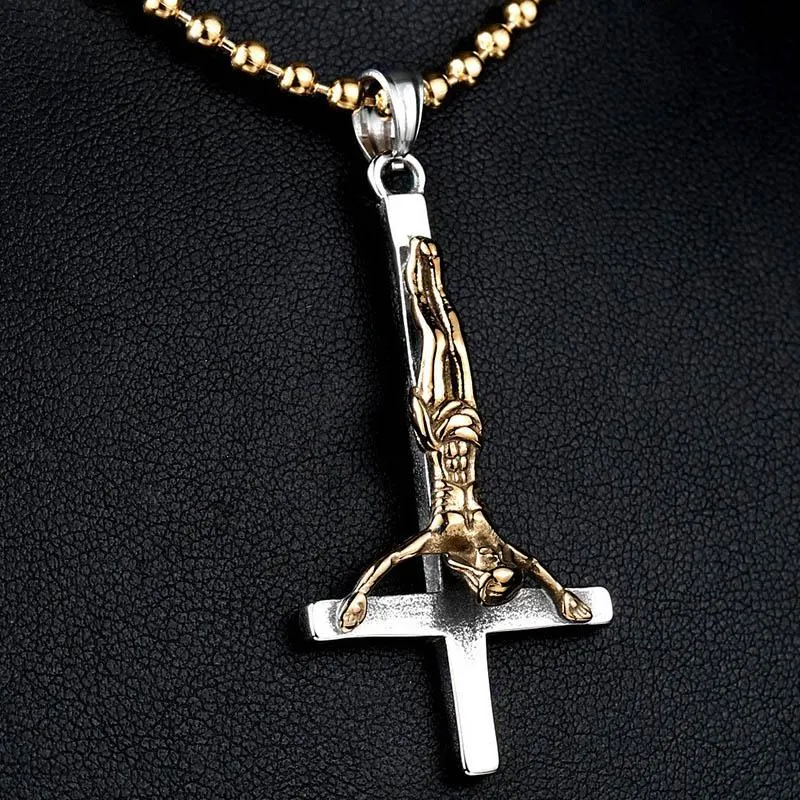 ペンダントネックレスはinvert inri crucifixイエスクロスネックレス男性のためのゴールドカラーチタンスチールキリスト教祈りの宝石男性女性