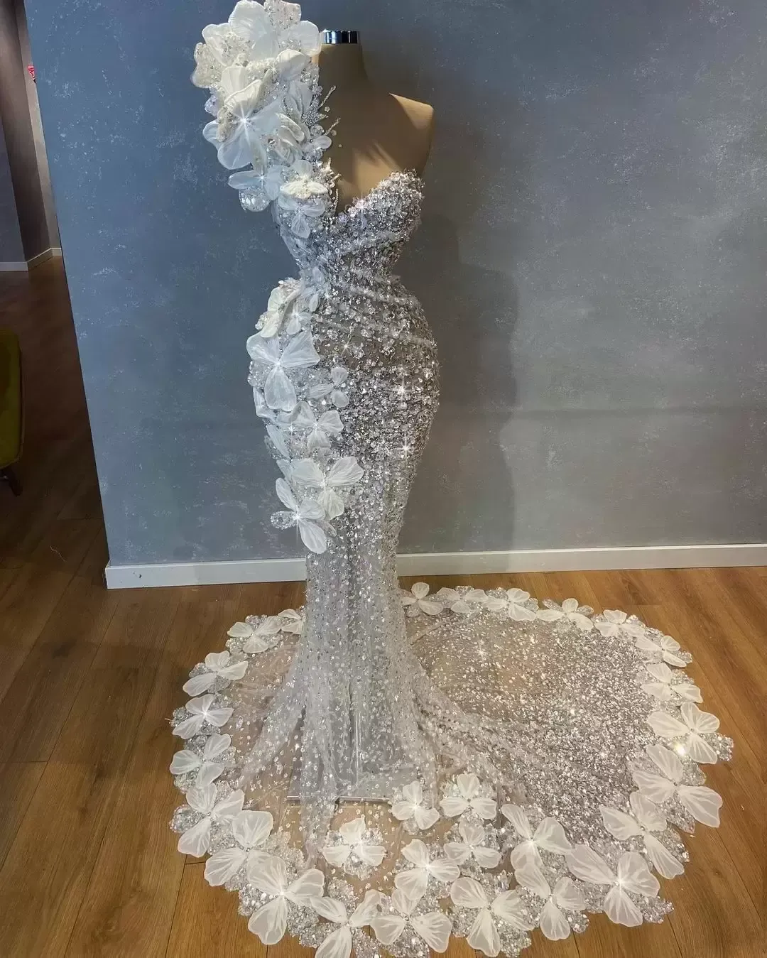 럭셔리 2022 인어 웨딩 드레스 1 개의 어깨 크리스탈 롱 스팽글 신부 가운 꽃 아플리케 드 로브 드 마리에 CG0012516