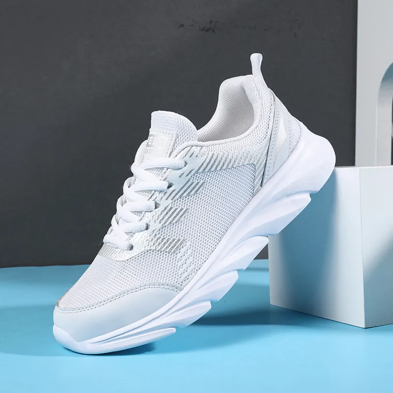 Commercio all'ingrosso 2021 Tennis per gli uomini Donne Sport Sport Scarpe da corsa Super Light Traspirante Runners Nero Bianco Pink Sneakers all'aperto Dimensioni 35-41 WY04-8681