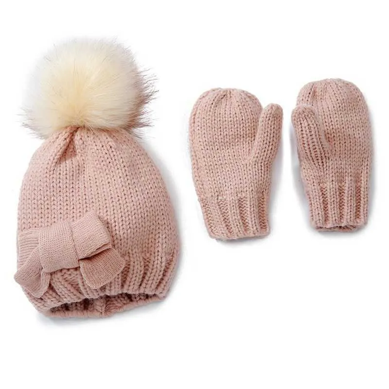 Hiver enfants chapeau et gants 2 pièces ensemble enfant en bas âge bébé fille chapeau Skullies bonnets boules de fourrure arc chaud tricoté enfants chapeaux casquettes 210713