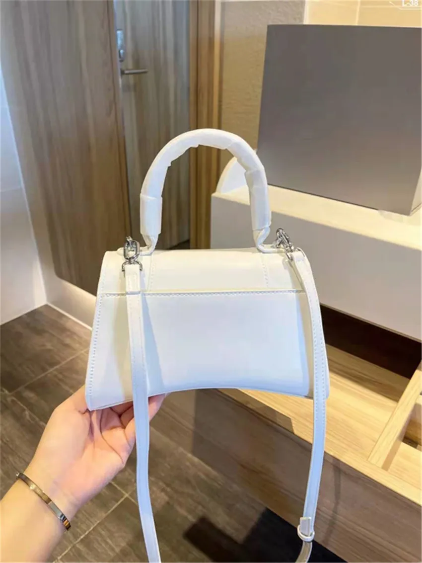 The brand`s latest hourglass bag personality leisure one-shoulder portable diagonal bags luxury designer ladies handbag fashionable single-product handbags