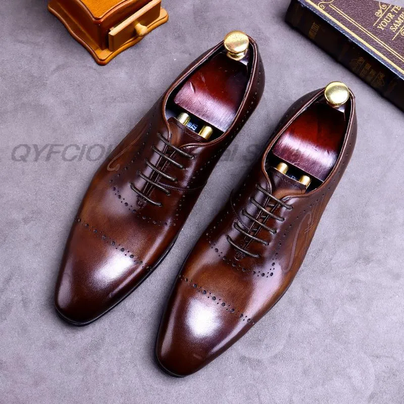 2022 Classic Man Oxford Dress Shoes Real Leather Bogue Pointed Toe Lace Up Black Brown Office Business Formal Footwear för män