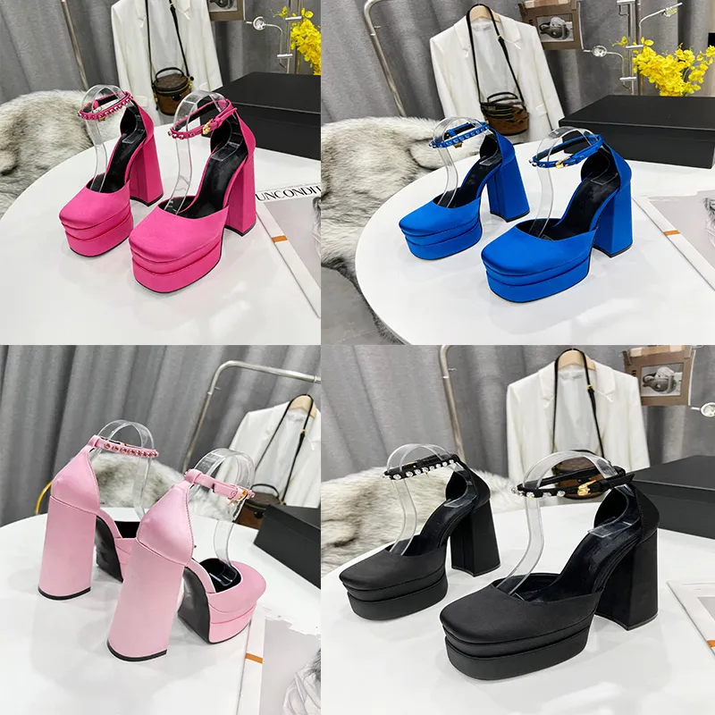 Designer Sandalen Waterdichte Platforms Hoge Hak Gepersonaliseerde Satijnen Catwalk Ontwerp Platformhak Dubbele Enkelband Versierd Met Strass