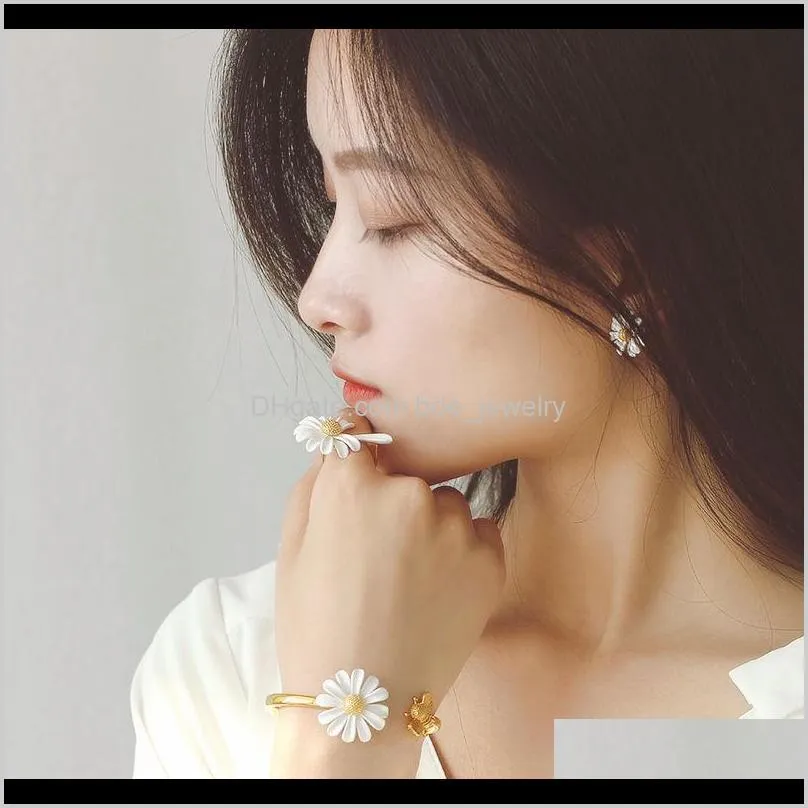 2021 new accessories irregular daisy flower stud earrings ring daisy buckle bracelet for woman simple style gift jewelry