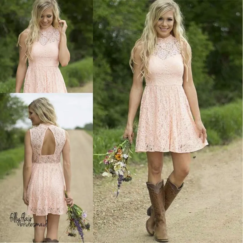 2021 Modest Country Western Full Lace Persika Kort Lace Bridesmaid Klänningar En Linje Hög Nacke Ärmlös Bröllopsfest Formellt Slitage