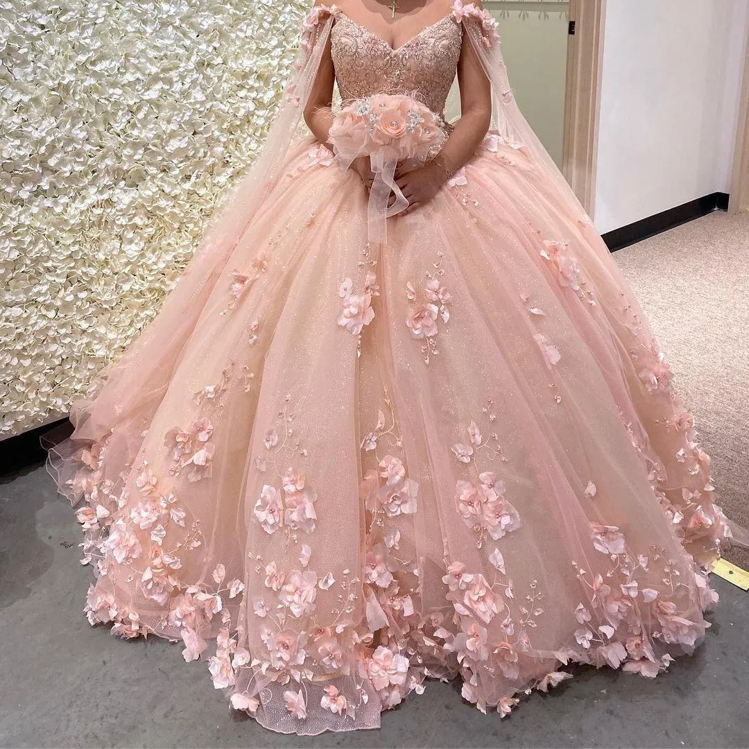 2022 Romantic Blush 3d Flowers Balklänning Quinceanera Balklänningar med Cape Wrap Kaftan Pärlstav Spets Lång Söt 16 Klänning Vestidos 15 Anos