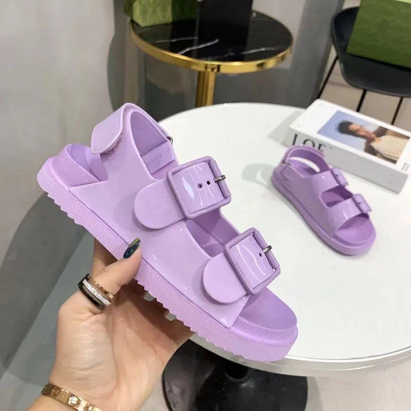 2021 Tasarımcı Kadın Sandal Mini Kayış Toka Ile Kauçuk Taban Platformu Sandalet Şeker Karikatürler Slaytlar Yaz Plaj Rahat Ayakkabı Kutusu