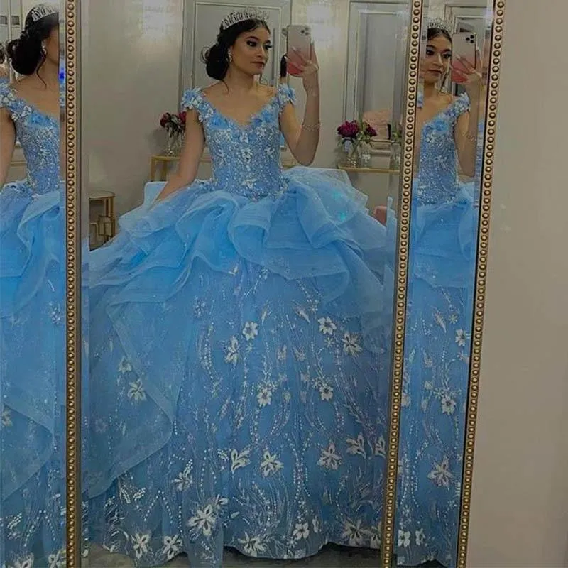 Robes de Quinceanera gonflées bleu ciel clair princesse robe de bal en dentelle col en V robes de bal en tulle volants sur mesure vêtements de fête formelle