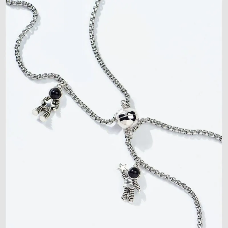 Ketten 28TF 2 Stück niedliche Astronauten Magnet Anziehungsanhänger Paar Halskette Freundschaftsschmuck Kreative coole Kettenhalsketten für Frauen