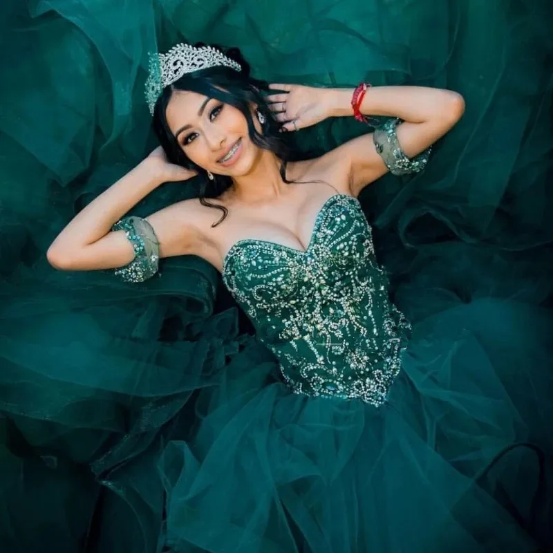 Wunderschöne Emerald Green Quinceanera Kleider Kristallperlen Ballkleid Mexikanische Mädchen süße 16 Kleid Rüschen Vestidos de 15 aos