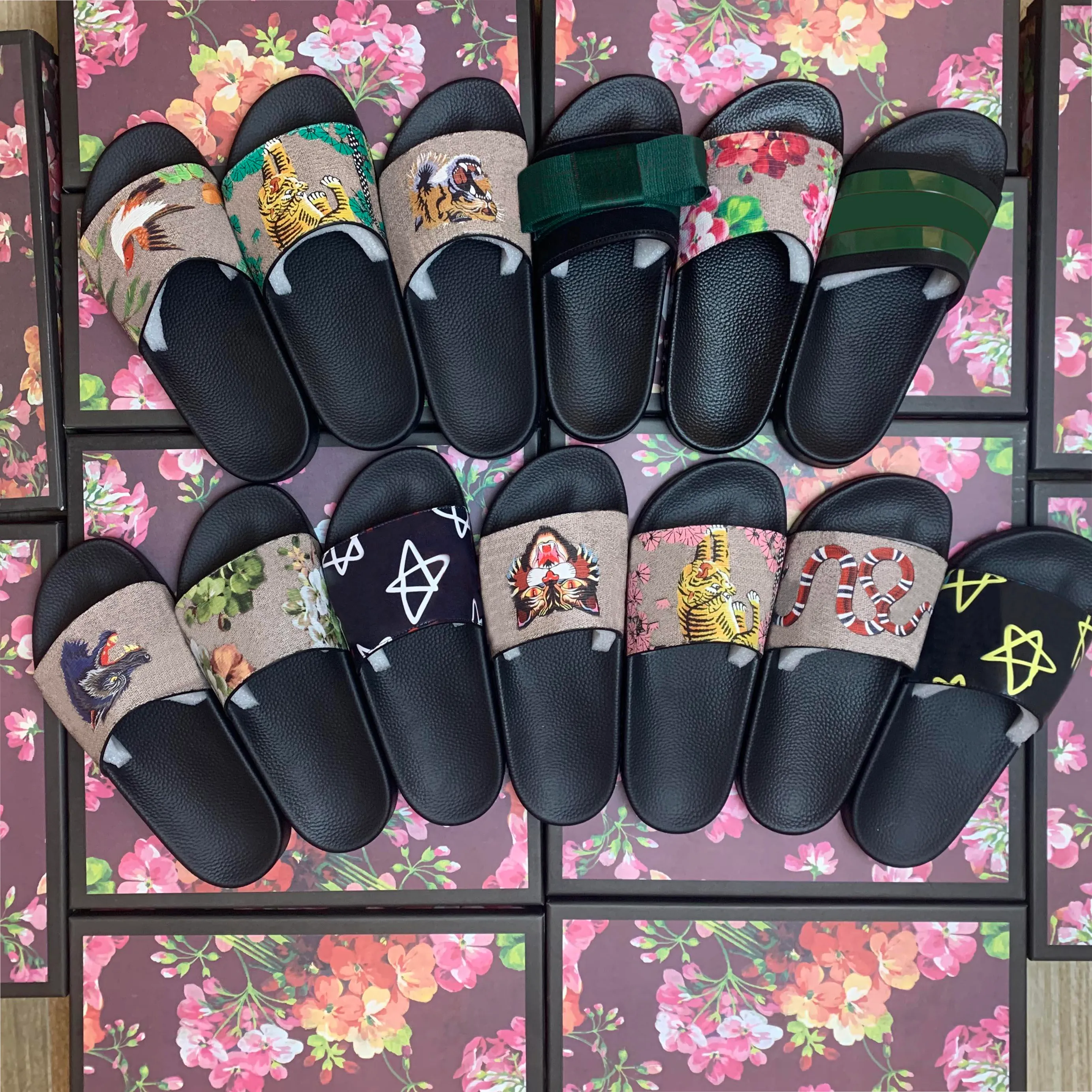 Designer Män Dam Tofflor Randig Flip Flops Bred Platt Casual Tofflor Sommartryck Sandaler Med Flower Box Dammpåse Skor