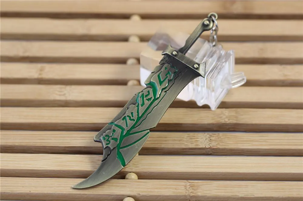 Keychains 12cm League Of Legendes The Exile Riven Pendant Keychain For Men Women Vintage Green Enamel Key Ring Fans Collectiable Jewelry Mir