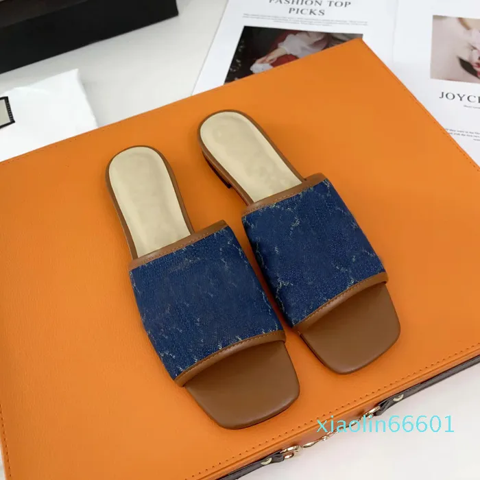2022 Lyxig mode designer platt tofflor med sommar utomhus golv glida kil sandaler dam bokstäver cowboy klassiska kvinnor strandskor 35-43