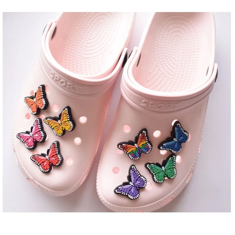 100 st/lot Original PVC Skospänne Tillbehör DIY Butterfly Shoes Dekoration Jibz för Croc Charms Armband Barn Presenter