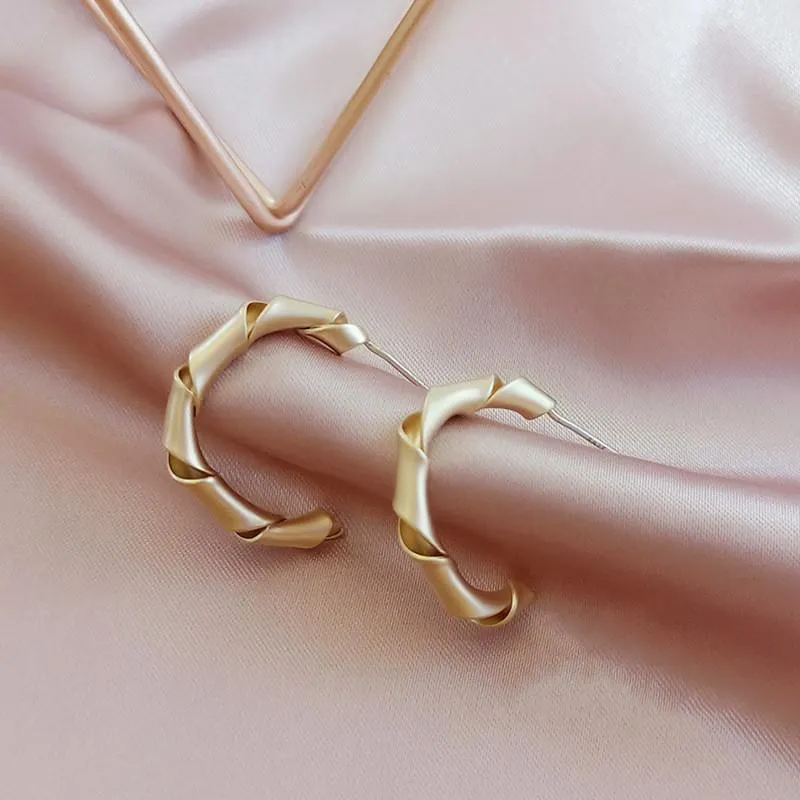 Hoop Huggie French Distortion Intervävning Twist Metal örhängen C Form Geometriska för kvinnor Tillbehör Fashion Jewelry 2021