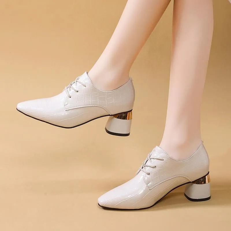 Sukienka Buty Kobiety Szpiczasty Toe Chunky Wysokie Obcasy Koronkowe Gołe Buty Tłoczenie Patent Leather Office Lady White 9468g