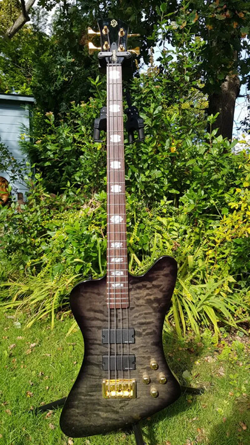 Nikki Sixx Spector Legend 4X Classic Spectorbird Elektrik Bas Gitar Siyah Kapitone Akçaağaç Üst, Altın Donanım, Taç Kakma