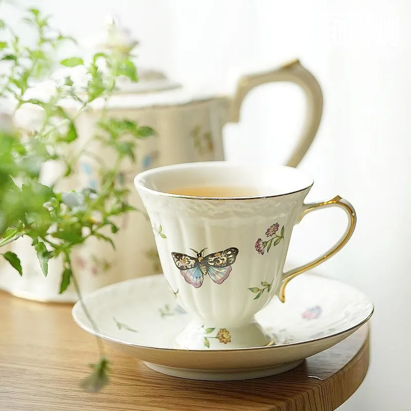 Tazze Piattini Europa Set di tazze da caffè creative Design moderno Porcellana Semplice tazza da latte Tè e piattino Tazas Para Cafe Bicchieri per la casa