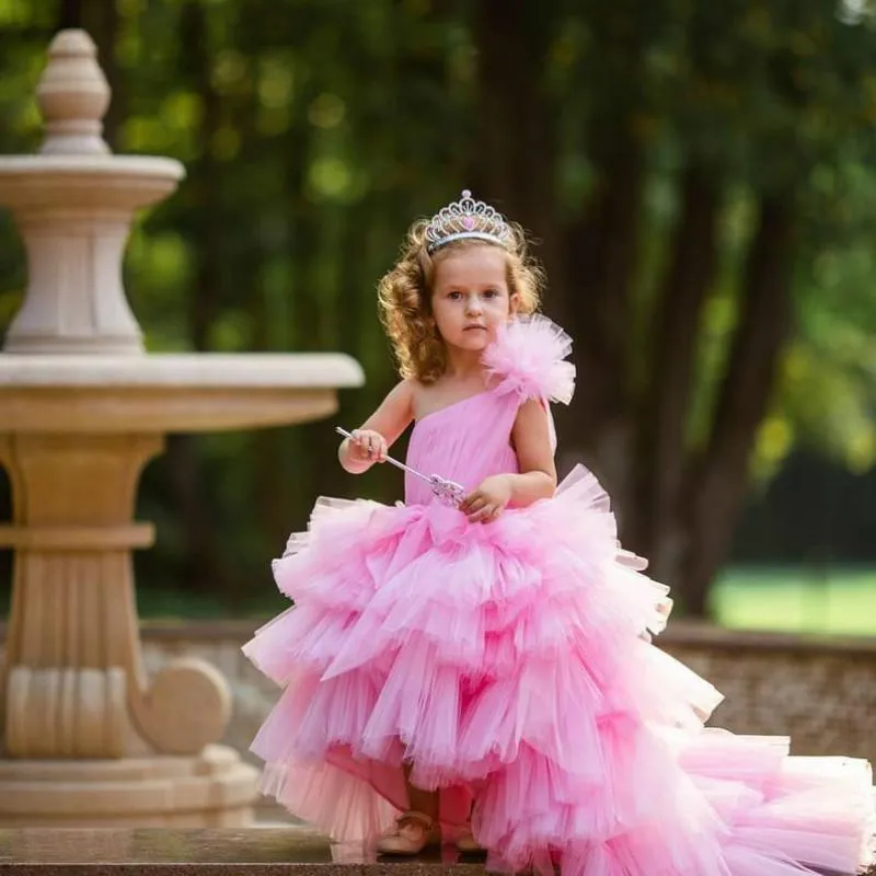 2022 Pink Princess Girls Pageant Dresses One Shoulder Sleeveless Tulle Ruffles Tiered Hi Lo Length Kids Wedding Flower Girls Dress