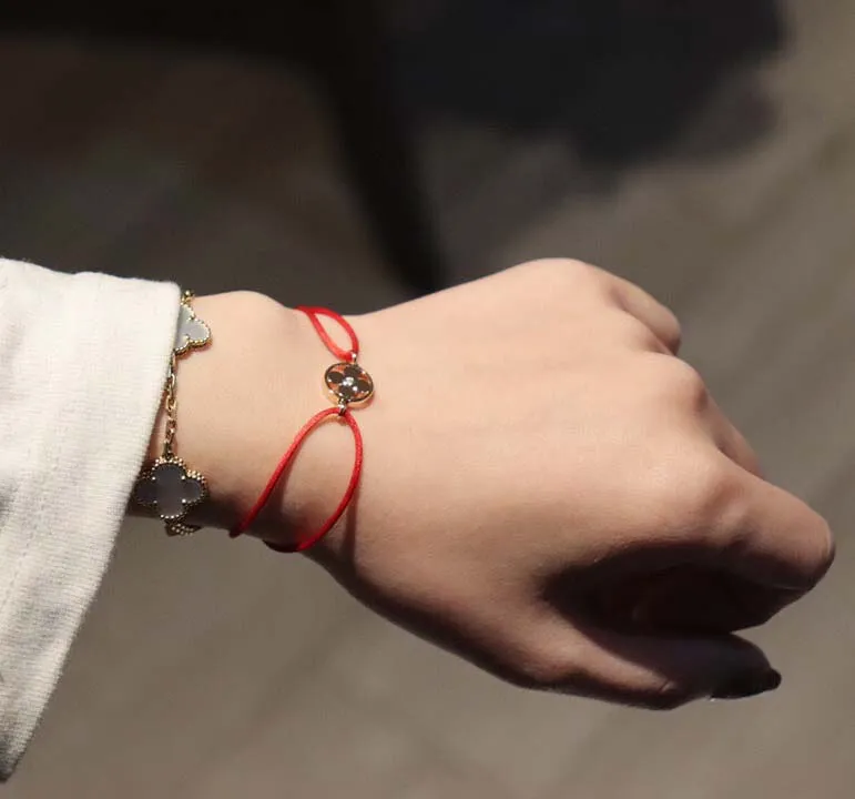 Bracelet à breloques en or V de qualité de luxe, avec corde rouge, design creux en diamant, avec tampon de boîte, PS3117A, 2021