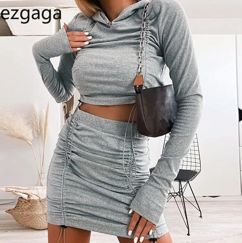 Ezgaga 2 Piece Set Kvinnor Casual Långärmad Hoodies Drawstring Solid Mini Skirt Tunna Höstkläder Sexiga Toppar Två Piece Outfits 210430