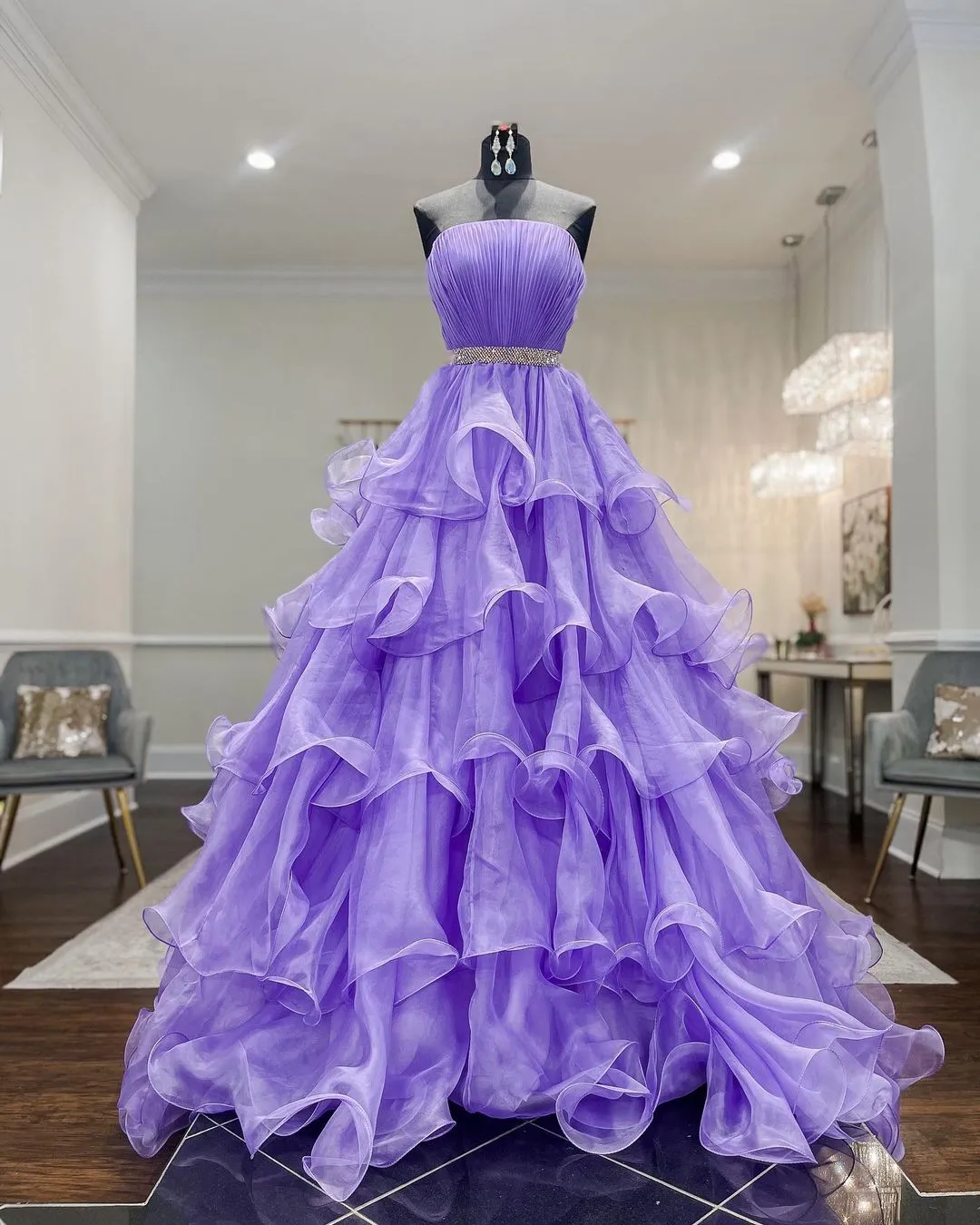 Cascading Volanger Lila Balklänning 2022 Balklänning Organza Axelbandslös Festklänningar med dragkedja Baksida Ärmlös Design Quinceanera Couture Kristaller Sash