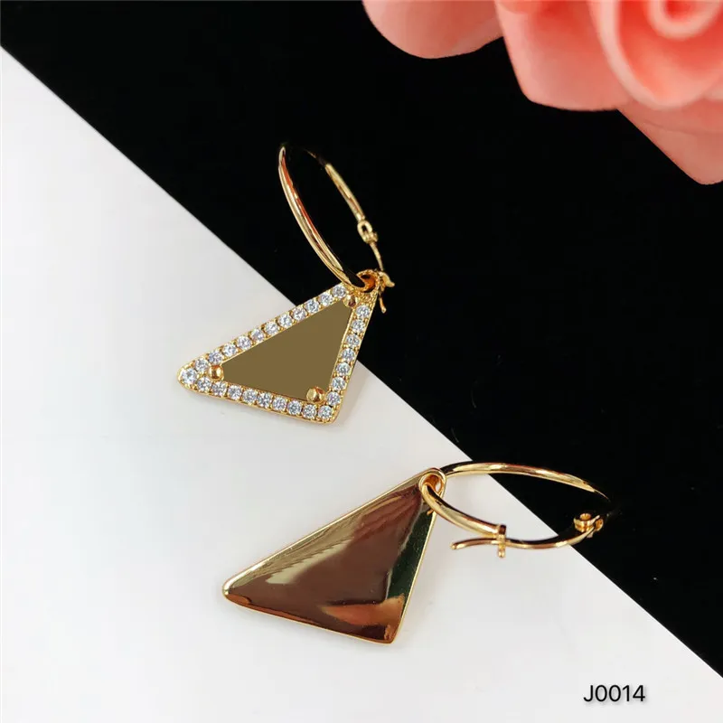 Chic Triangle Letter Charm Örhängen Diamond Pendant Studs Europe America Style Crystal Earddrop med frimärken