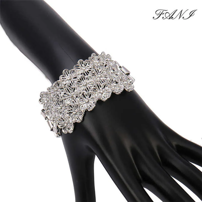 Fani Sliver Cor Pulseira Charme Pulseiras para Mulheres Natal Presente Envoltório Bangles Atacado Para Mulheres Luxo Marca Cristal Beads Q0717