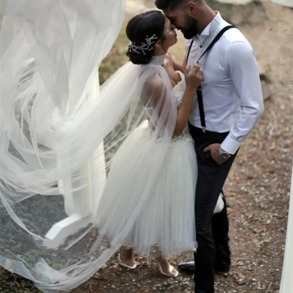 Fantastico abito da sposa country corto da principessa con avvolgimento lungo in tulle 2021 Vestido Curto corsetto senza spalline perle abiti da sposa