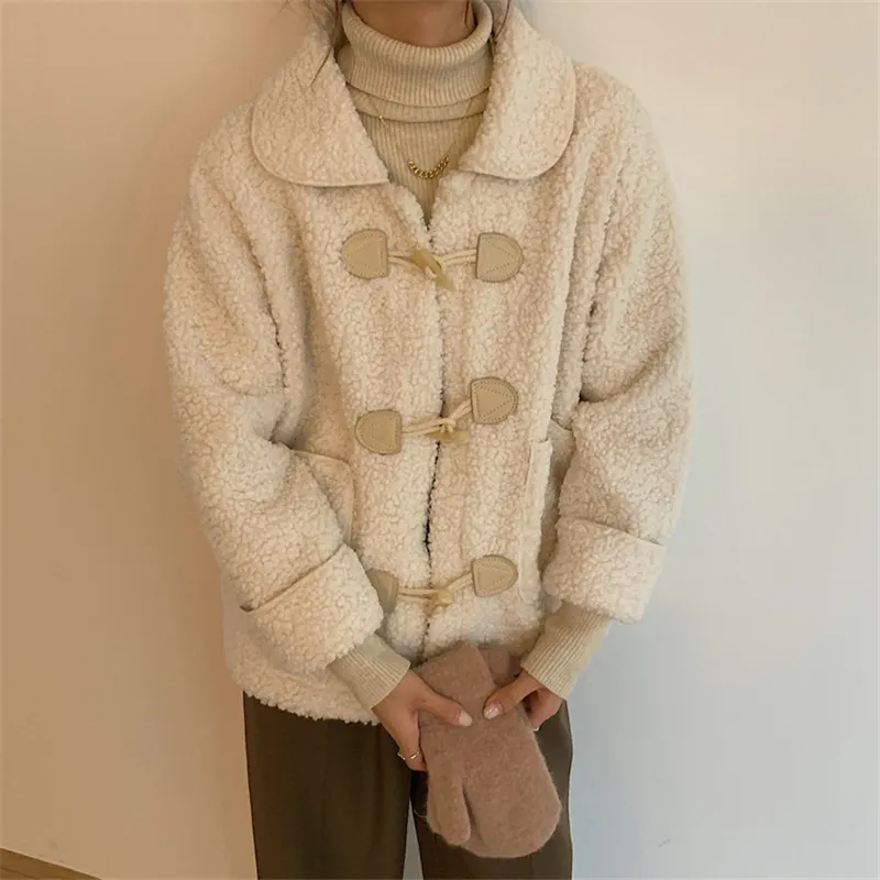 秋冬オールファックスラムウールコート女性ソリッドホーンボタン毛皮のジャケットファッションルースラペル厚い暖かいぬいぐるみコート210421