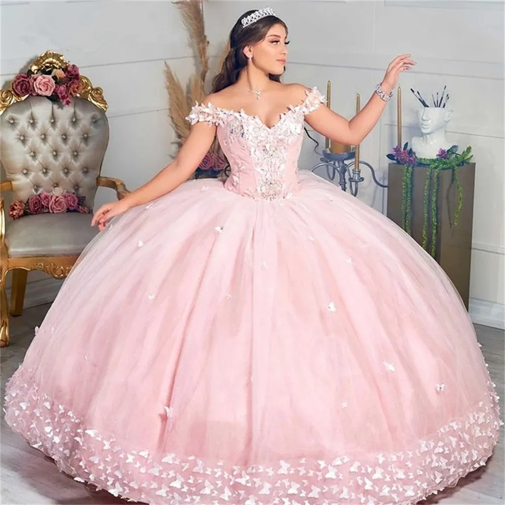 Ljusrosa fjäril quinceanera klänningar puffy boll klänning av axel spets applikationer söt 15 16 klänning examen prom klänningar vestidos de xv años 2022