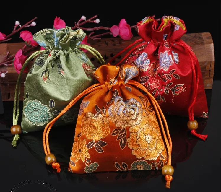150pcs Flower Chinese Style Drawstring Silk Brocade Smycken Påse Små presentkassar Partihandel Sachet Armband Halsband Förpackning