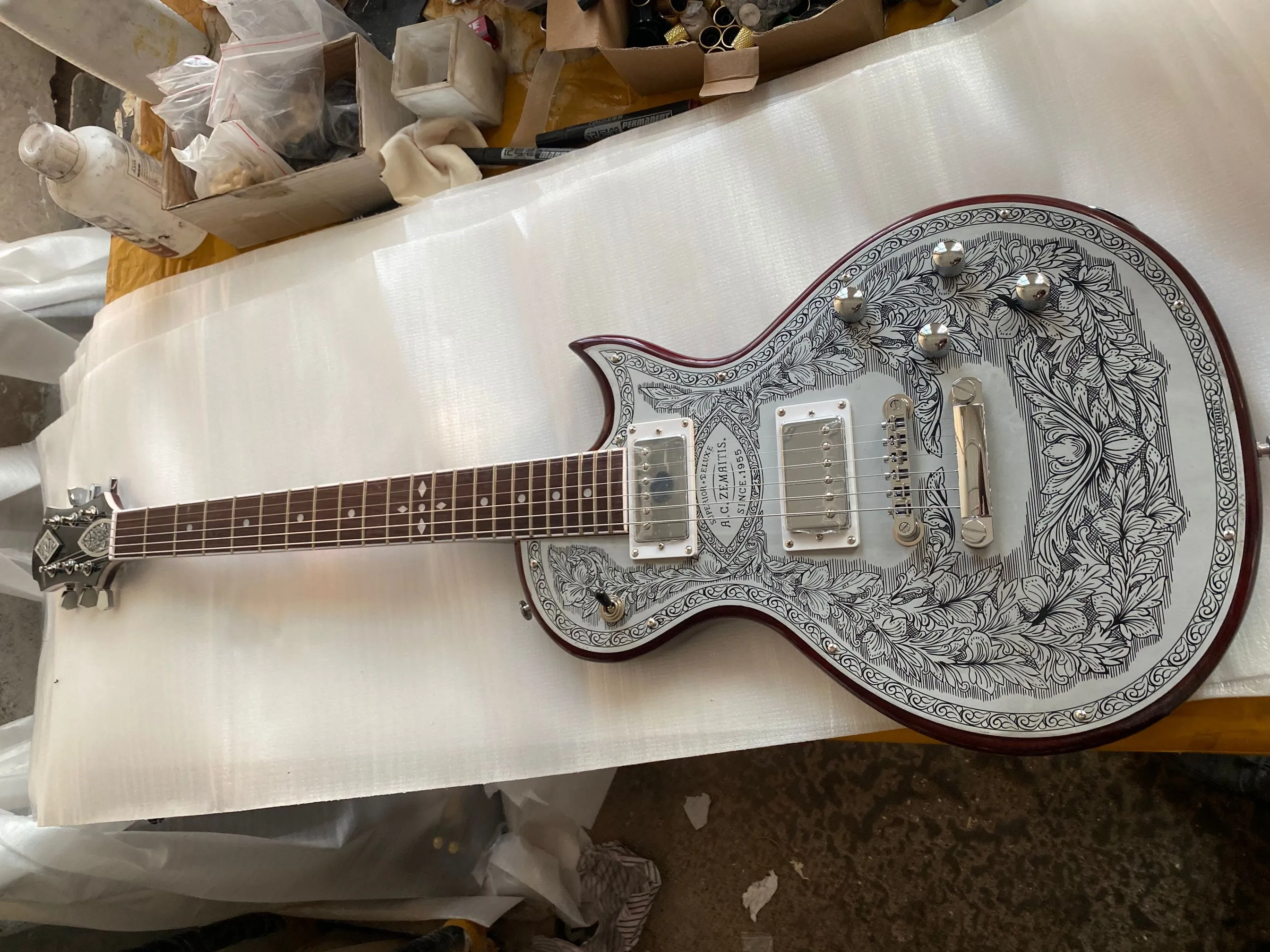 Super rzadki A C Casimere MFP22 Metalowa płyta Brown Electric Guitar Flower Top, Aluminium PickleGuard, Chrome Hardware, Tunery Grover