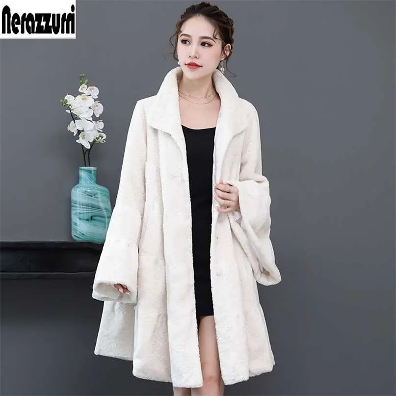 Nerazzurri Winter Luxury Runway Faux Fur Coat Kvinnor Fullkjol Flare Sleeve Fluffy Faux Shearling Jacka Koreansk Fashion 211018