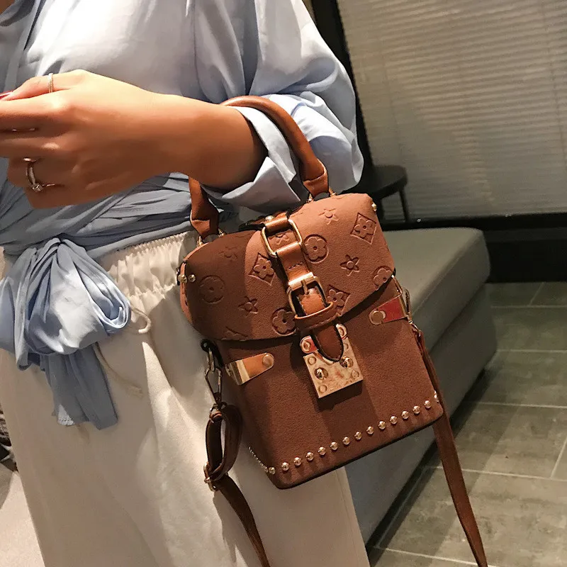 Luxury Design Totes Rivet Handbags 2022 Lvs Purses Women Designer Shoulder Messenger Bag Box Package Square Ladies Hand Bag Purse