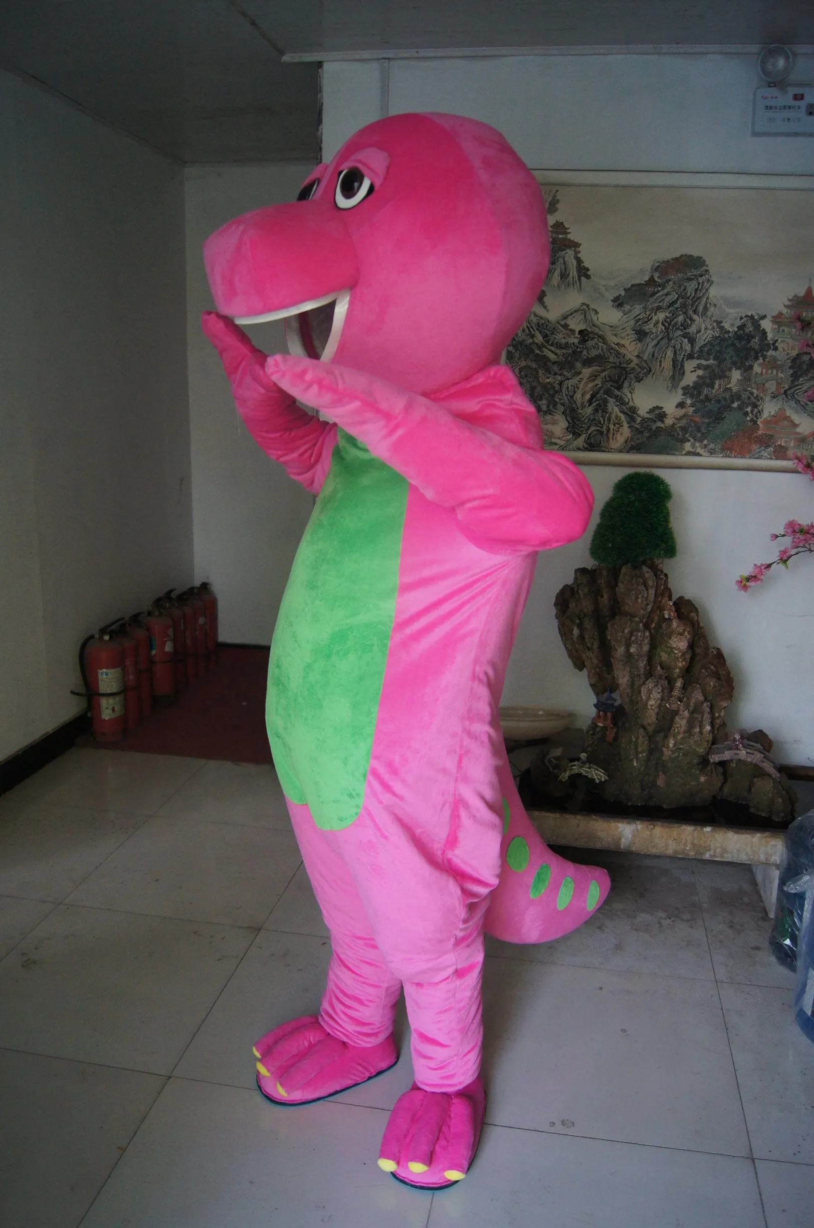 Immagine reale Costume da mascotte di dinosauro rosa vestito operato per la personalizzazione del supporto per la festa di carnevale di Halloween