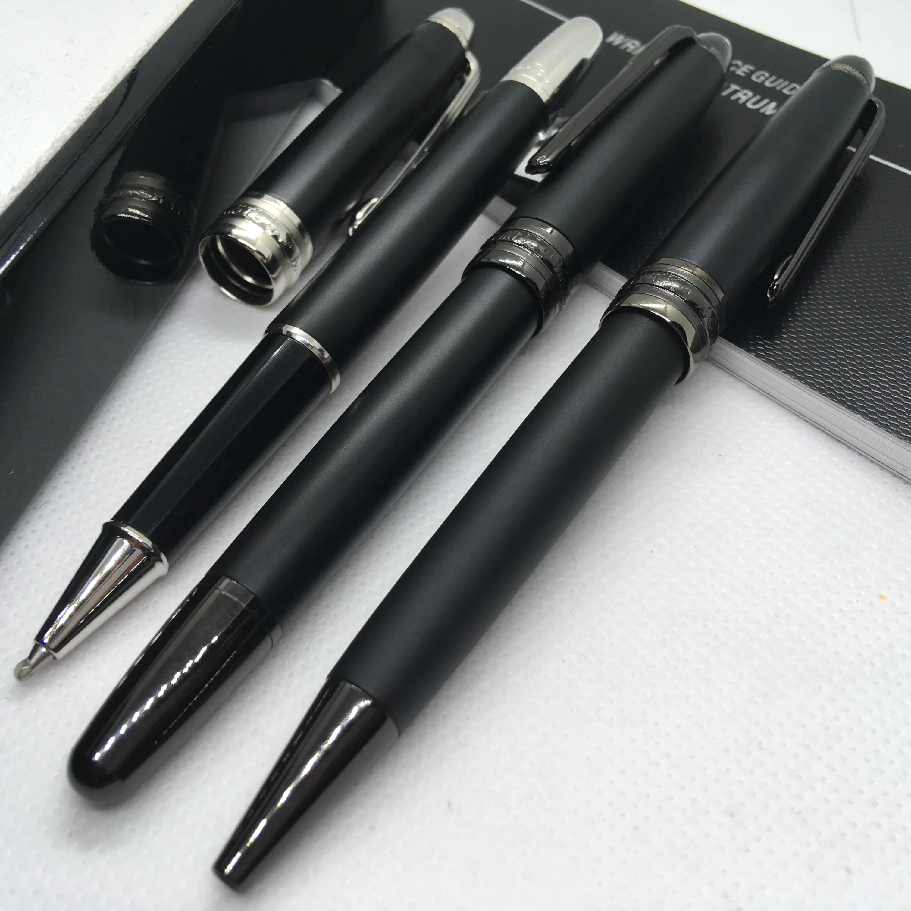 Senden Sie 1 kostenloses Geschenk mit Leder -Großhandelsbeutel Matte Black Rollerball Pens Ballpoint Stiftschule Office Supplies mit Seriennummer