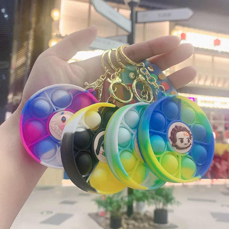 Portachiavi del fumetto Pop It Fidget Toy Portachiavi Anello Design anime Giocattoli di decompressione sensoriale Arcobaleno Push Bubble Poppers Puzzle da tavolo Gioco per dita per bambini per adulti Regali di Natale