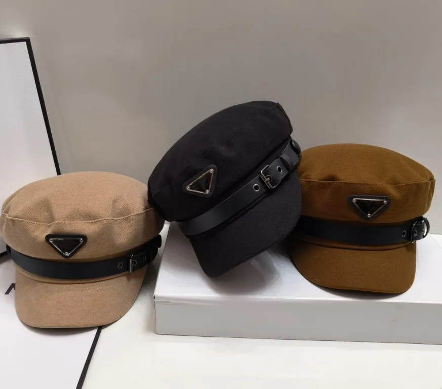 ドロップ船のファッション21SSベルトのベレー帽の女性のためのベルトのシンプルなデザイナーのニュースボーイの帽子金属三角形の黒いベレー帽フラットトップキャップ