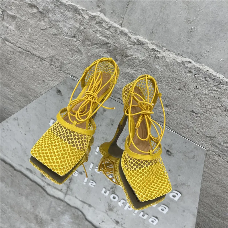 Eilyken 2021 nya sexiga gula mesh pumpar sandaler kvinnlig kvadrat tå hög häl spets upp tvärbundet stiletto ihåliga klänning skor slhglasgfdklsalgkl