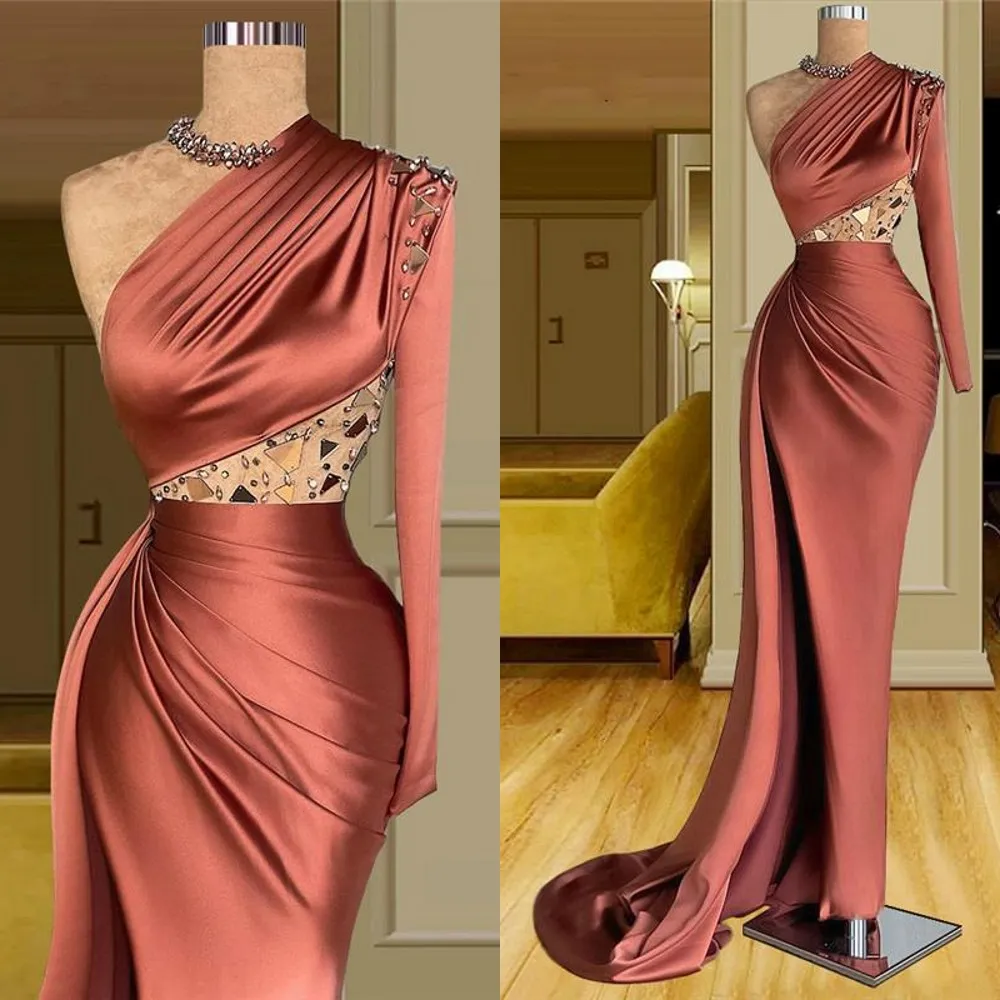 2021 Sexy Arabic Dubai Prom Dresses One Shoulder Crystal Beads Long Sleeve Plus Size Party Evening Gowns Sheath Side Split Cutaway Sides Floor Length