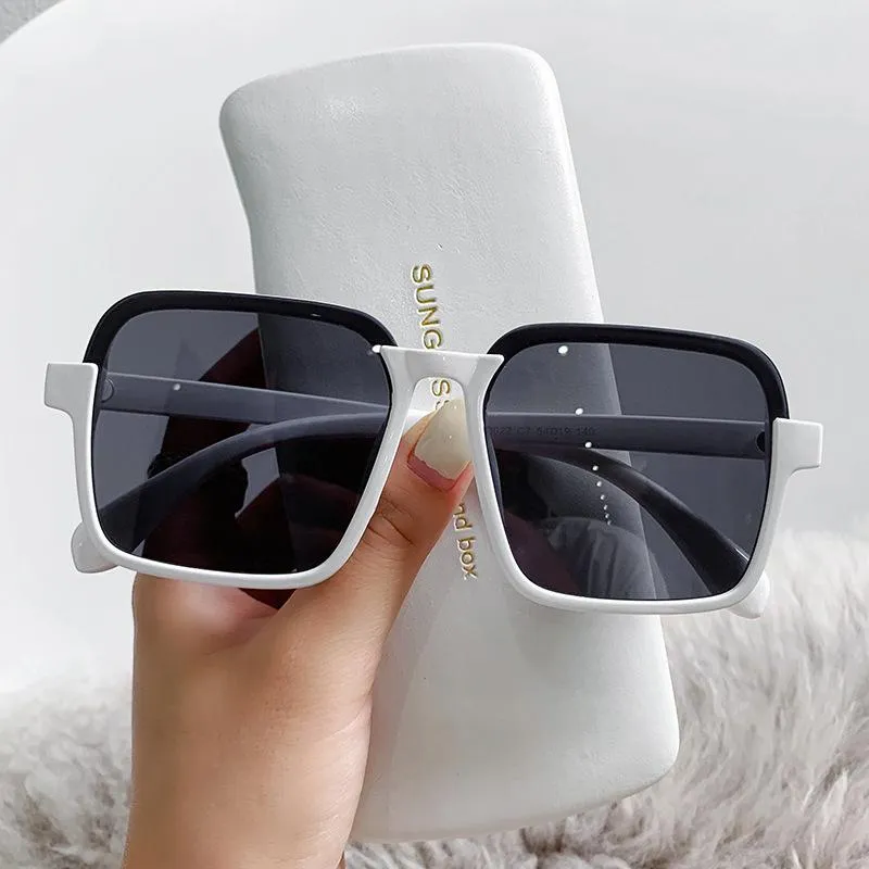 Солнцезащитные очки Классические квадратные женщины 2022 Desinger негабаритные очки черная белая рамка на открытом воздухе покрашенные очки