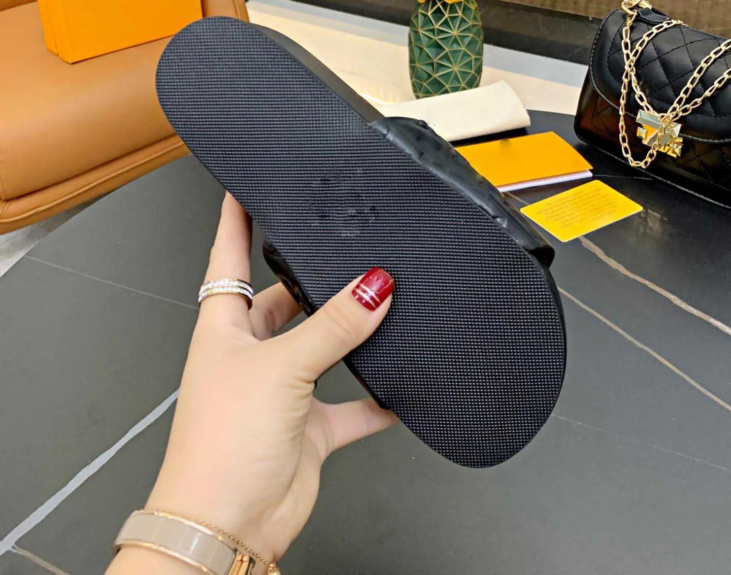 2021 Womens Pillow Slippers Jumbo FlaTForm Summer Rubber Sandals Beach Slide Fashion Flat Embossed Leather Scuffs Indoor Shoes With Box