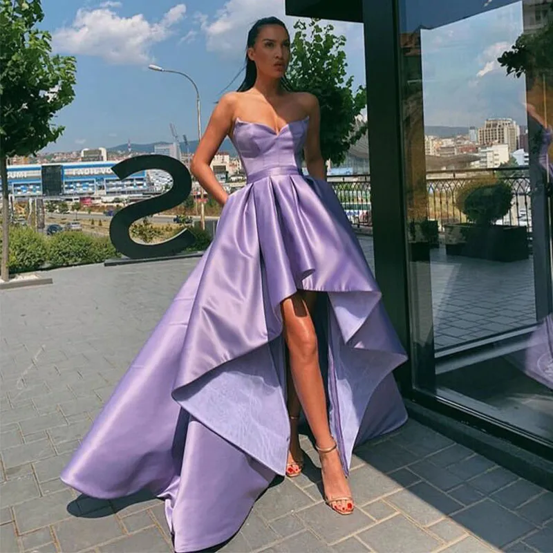 Lavendelfarbenes High-Low-Abschlussballkleid, schlichtes Satin, A-Linie, herzförmiger Ausschnitt, formelle Abendparty-Kleider, Abendkleider mit kurzer Vorderseite und langem Rücken, Festzugskleid