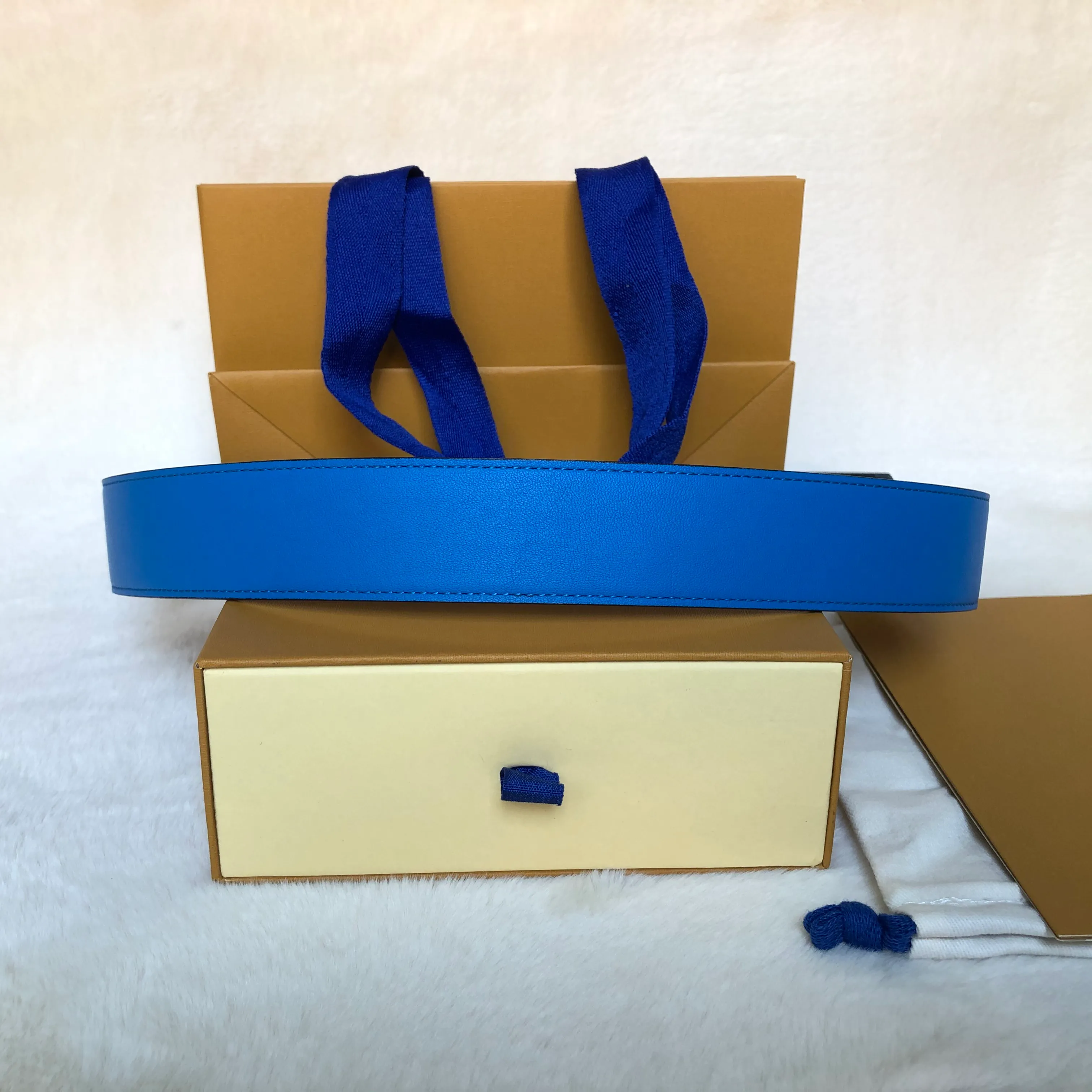 Neuer Wendegürtel mit schwarzem Buchstaben, Blume und blauem Boden, beste Qualität aus echtem Leder, Herrengürtel mit Box, Herren-Designer-Gürtel, Designer-Gürtel MP251U