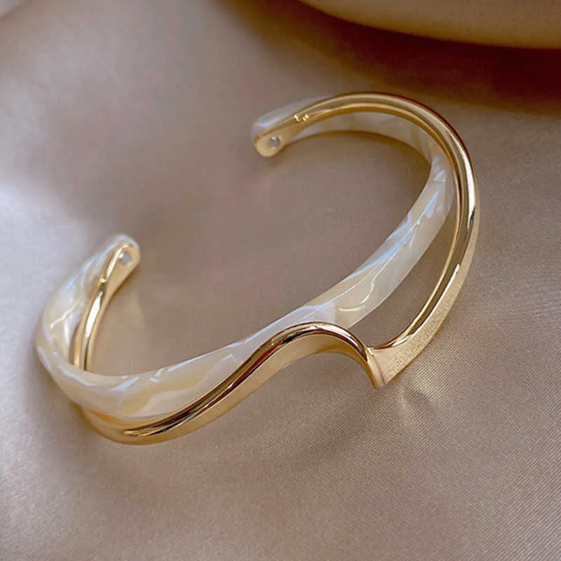 Funopen Store Women's Aluminium Alloy Gold Curved Metal Texture White Shellfish Wear Bracelet Present Q0720