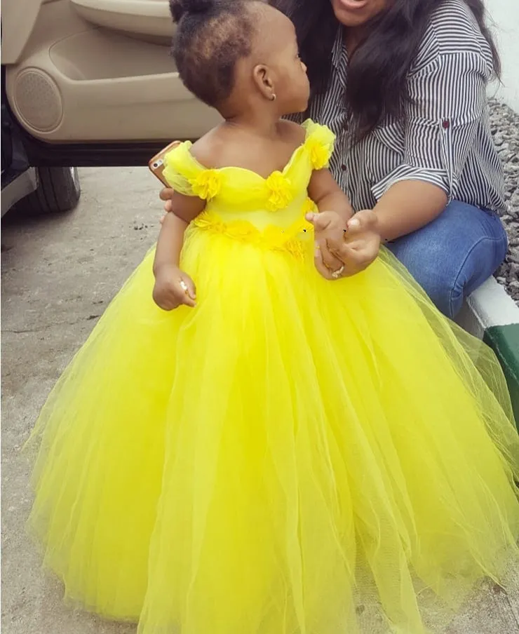 2021黄色のシンプルな花の女の子のドレスボールガウンチュール手作りの花リットル子供の誕生日ページェントweddding gowns zj674
