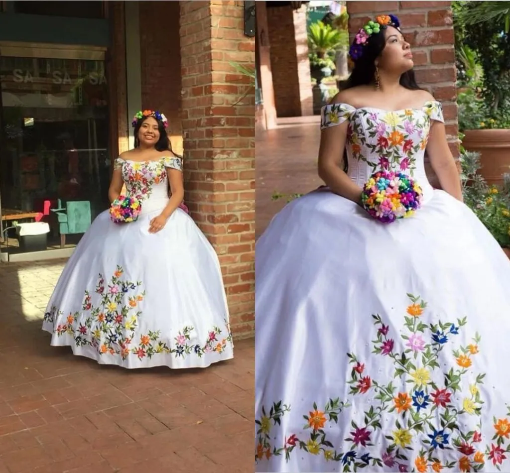 2022 Off Shoulder Charro Quinceanera Dresses Plus Size Vintage Embroidered Satin Ball Gown Evening Prom Sweet 15 Dress