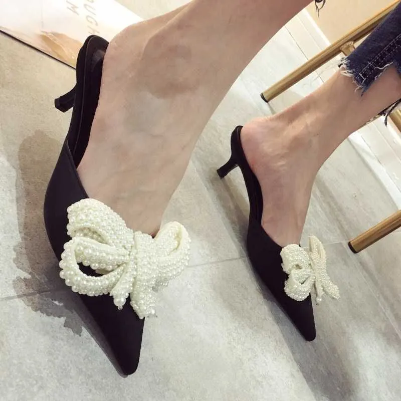 2020 Kvinnor Pearl Slippers Lady Bow Pointed Toe Silk Sandals Beading Bowtie Mules Skor Kvinna Utomhus Slides Flip Flops Y0721